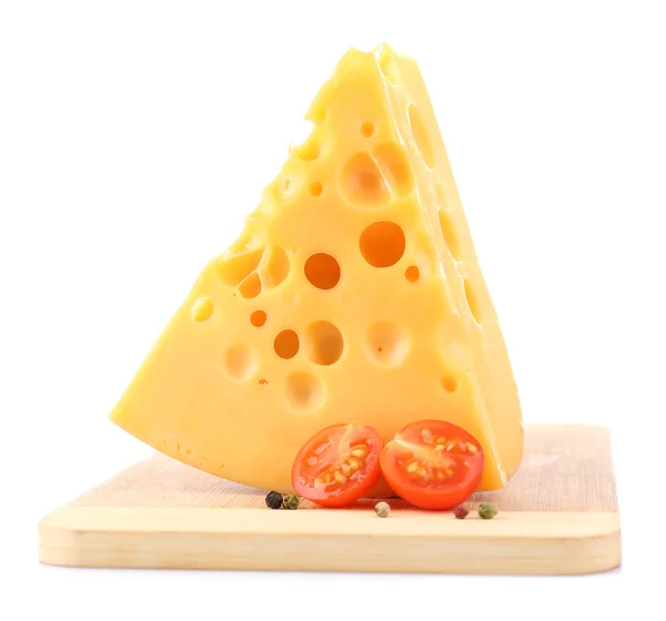 Stück Käse und Tomaten, auf Holzbrett, isoliert auf weiß — Stockfoto