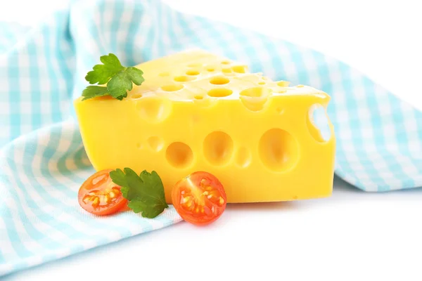 Morceau de fromage et tomates, sur serviette de couleur, isolé sur blanc — Photo