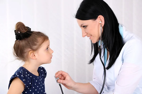 Menina no médico — Fotografia de Stock