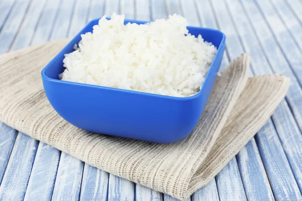 Cooked rice in bowl on wooden background — Stock Photo, Image