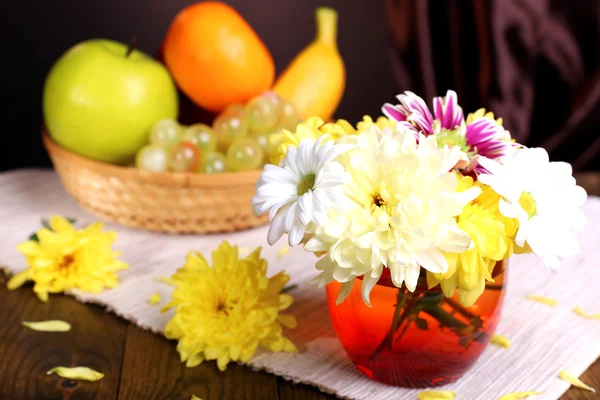 Mooie chrysant bloemen in vaas op tafel op donkere achtergrond — Stockfoto