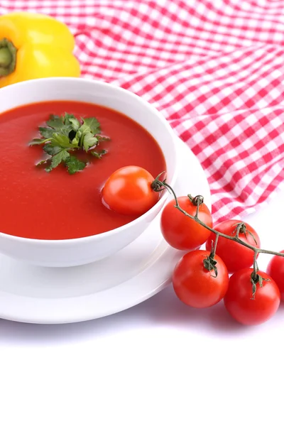 Sabrosa sopa de tomate y verduras, aislado en blanco — Foto de Stock