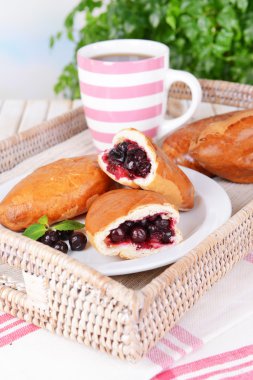 taze pişmiş pasties üzümü plaka üzerinde tablo yakın çekim ile