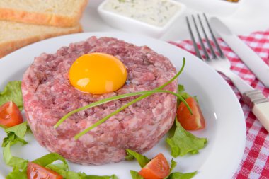 lezzetli biftek tartare ile sarısı plaka üzerinde tablo yakın çekim