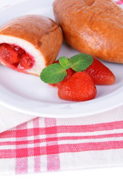 taze pişmiş pasties plaka üzerinde tablo close-up çilekleri ile