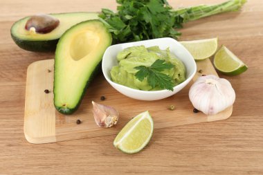 ahşap masa üzerinde kase taze guacamole