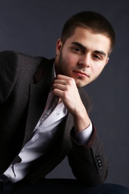 koyu arka plan üzerinde yakışıklı genç