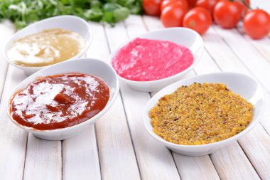 Tablo yakın çekim üzerinde çeşitli soslar