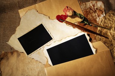 boş eski fotoğrafları, kağıt, mektup üstünde çul arka plan ile kompozisyon