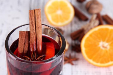 portakal ve baharatlar ahşap zemin üzerinde mulled şarap