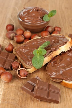 Çikolatalı fındık ahşap zemin üzerine yayılmış sweet ile ekmek