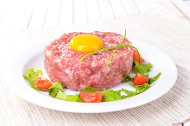 lezzetli biftek tartare ile sarısı plaka üzerinde tablo yakın çekim