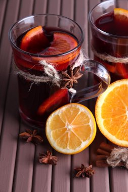 portakal ve baharatlar ahşap zemin üzerinde mulled şarap