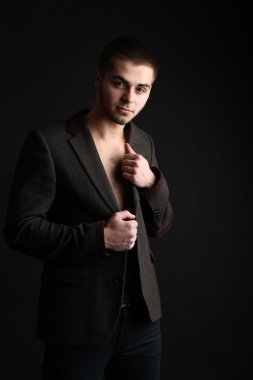 koyu arka plan üzerinde yakışıklı genç