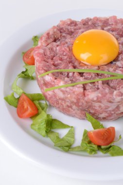 Tabakta sarısı olan lezzetli biftek tartartarı.