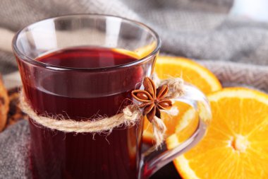 portakal kumaş arka plan ile mulled şarap