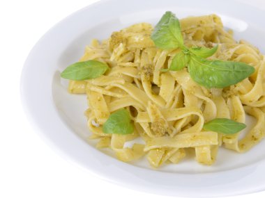 lezzetli pasta plaka yakın çekim üzerine pesto ile
