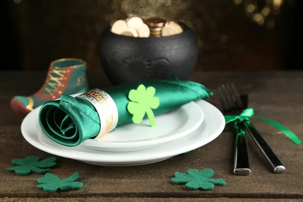 Configuração de mesa para o dia de St Patricks com fundo branco — Fotografia de Stock