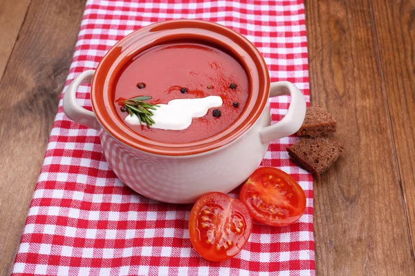 Gustosa zuppa di pomodoro sul tavolo di legno — Foto Stock