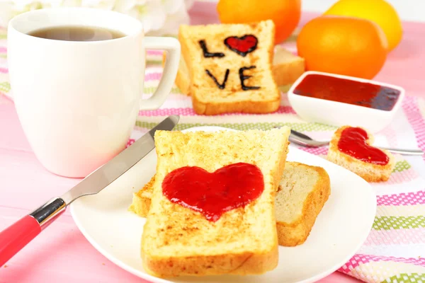 Pyszne tosty z dżemem i filiżankę herbaty na stół szczegół — Zdjęcie stockowe