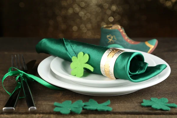 Configuração de mesa para o dia de St Patricks com fundo branco — Fotografia de Stock