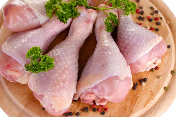 Raw Chicken Drumsticks with parsley and pepper on cutting board — Stock Photo, Image