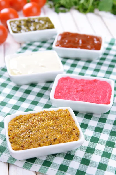 Varias salsas en primer plano de la mesa — Foto de Stock