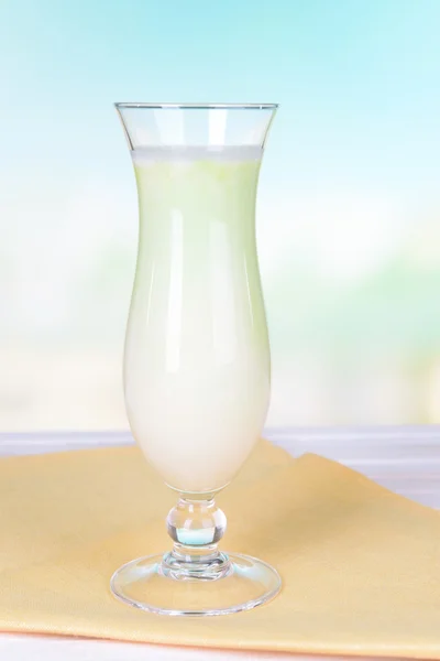 Milkshake op tafel op lichte blauwe achtergrond — Stockfoto