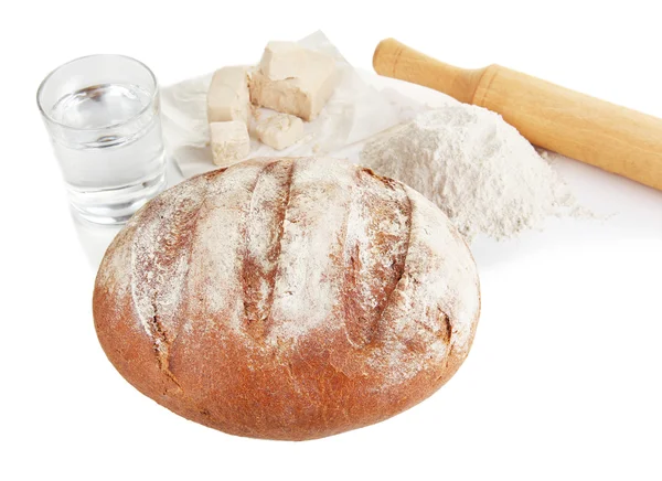 Composição com pão de centeio isolado sobre branco — Fotografia de Stock