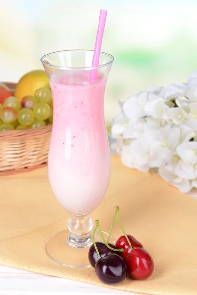 Batido de leche en la mesa sobre fondo azul claro —  Fotos de Stock