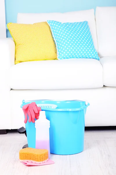 Emmer voor wassen en reinigingsmiddel in kamer close-up — Stockfoto