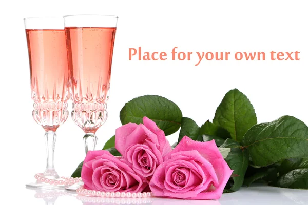 Σύνθεση με ροζ λάμψη κρασί σε ποτήρια και ροζ τριαντάφυλλα που απομονώνονται σε λευκό — Φωτογραφία Αρχείου