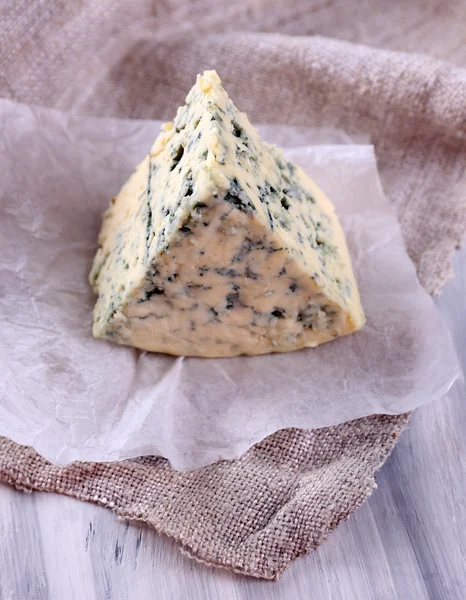 Gustoso formaggio blu su carta — Foto Stock