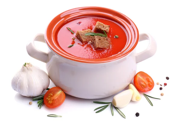 Smakelijke tomatensoep en groenten, geïsoleerd op wit — Stockfoto