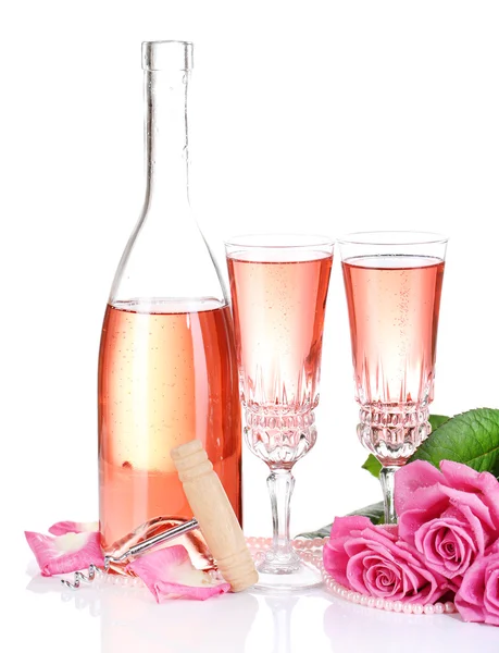 Composição com vinho de brilho rosa em copos, garrafa e rosas rosa isoladas em branco — Fotografia de Stock