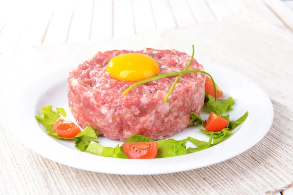 Leckeres Steak Tatar mit Eigelb auf dem Teller in Großaufnahme — Stockfoto