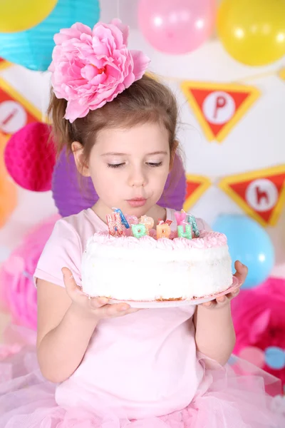 케이크와 함께 예쁜 소녀는 그녀의 생일을 축 하 — 스톡 사진