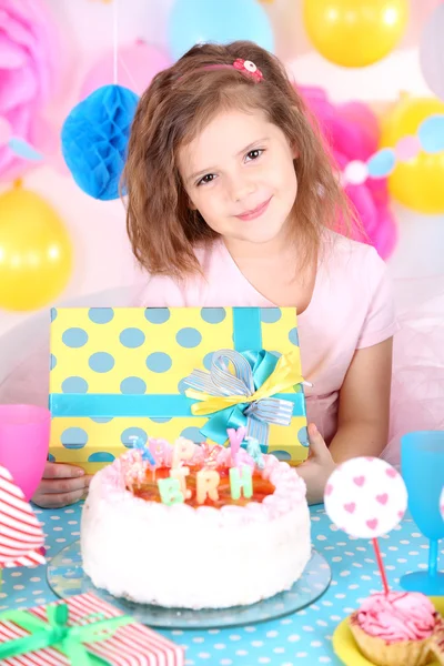 Menina bonita comemorar seu aniversário — Fotografia de Stock