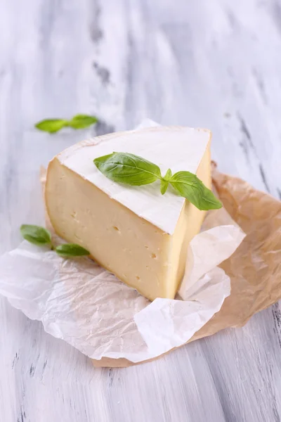 Brânză gustoasă Camembert cu busuioc, pe masă de lemn — Fotografie, imagine de stoc