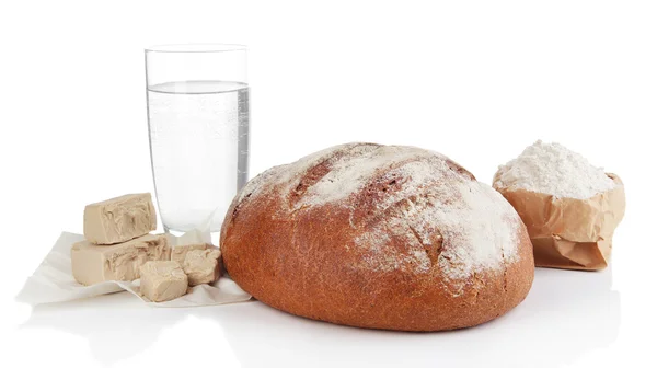 Composição com pão de centeio isolado sobre branco — Fotografia de Stock