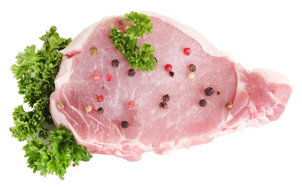 Biber ve maydanoz üzerinde beyaz izole pişmemiş domuz biftek dilimlenmiş — Stok fotoğraf