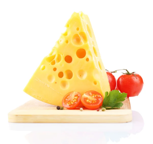 Stück Käse und Tomaten, auf Holzbrett, isoliert auf weiß — Stockfoto