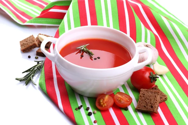 Sopa de tomate saborosa, isolada em branco — Fotografia de Stock