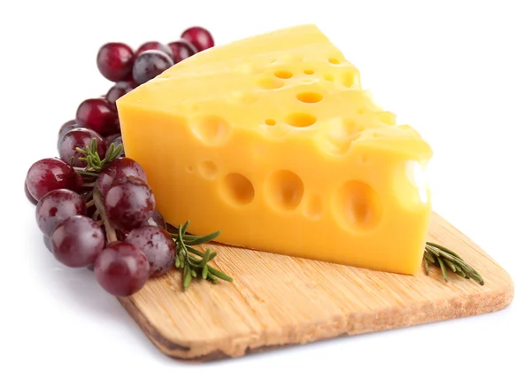 Stück Käse und Trauben auf Holzbrett, isoliert auf weiß — Stockfoto
