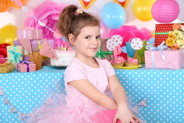 Menina bonita comemorar seu aniversário — Fotografia de Stock