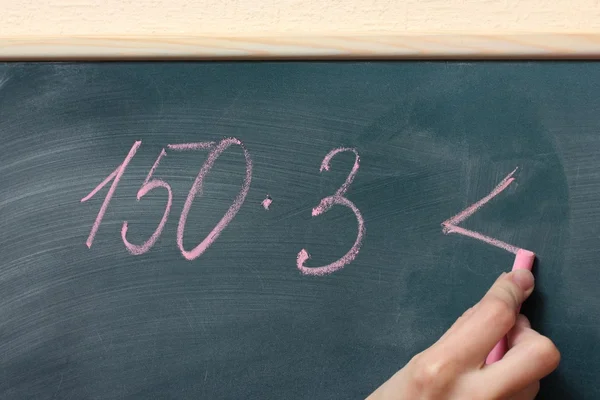 Handschriftlicher mathematischer Test auf der Tafel — Stockfoto