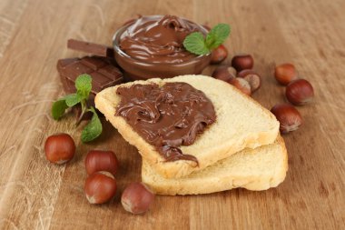 Çikolatalı fındık ahşap zemin üzerine yayılmış sweet ile ekmek