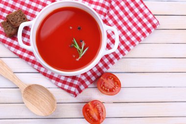 ahşap masa üstünde domates çorbası