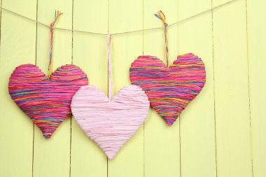 Ahşap arka planda dekoratif kalp