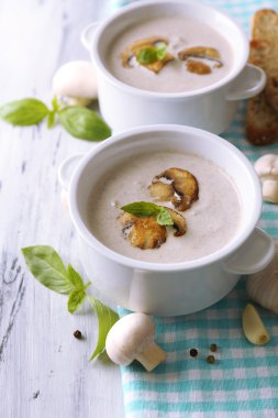 Beyaz tencerelerde mantar çorbası, peçete, ahşap zemin